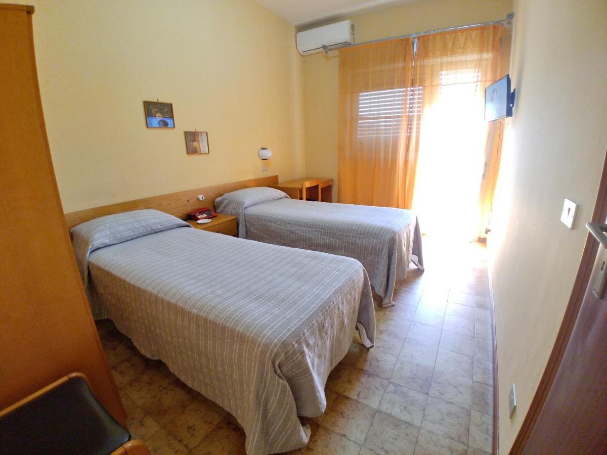 וילה סן ג'ובאני Hotel Il Dollaro מראה חיצוני תמונה